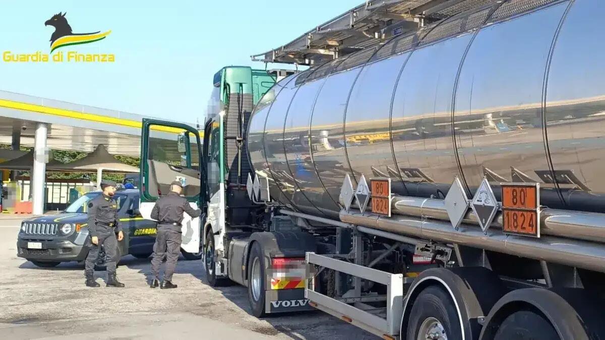 Gasolio "tagliato" per non essere rilevato nei controlli: sequestrati 309mila litri e 11 autoarticolati - 