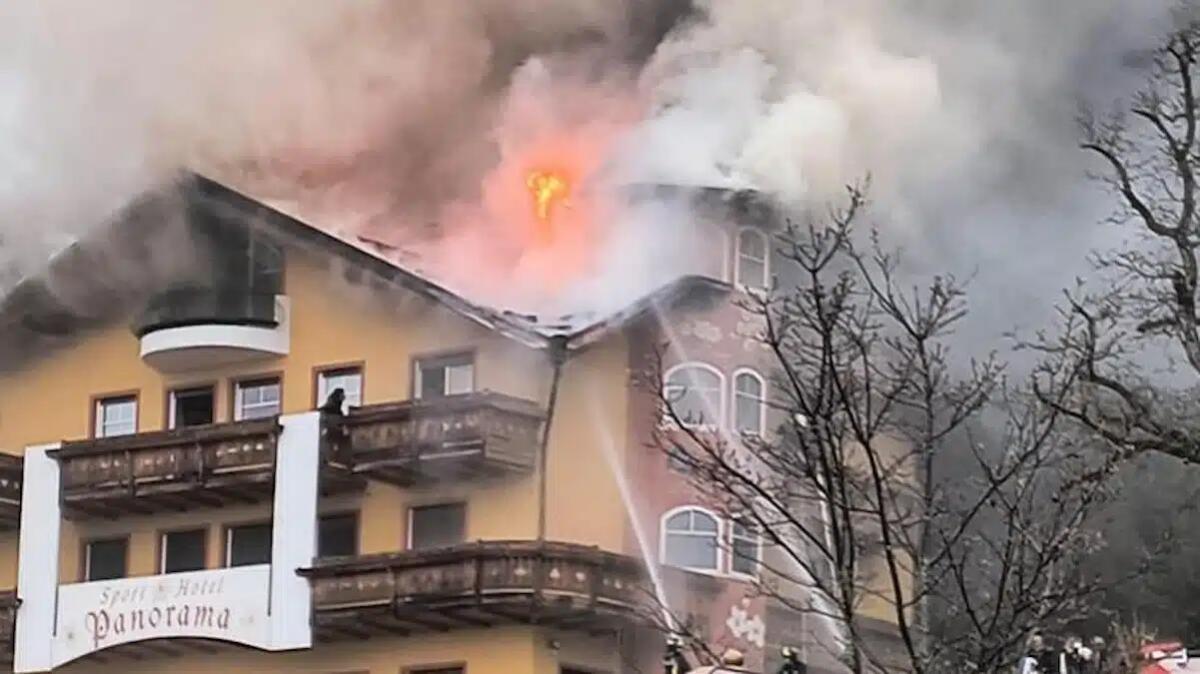 In fiamme lo storico hotel Panorama: colonna di fumo visibile a distanza, impiegati oltre 100 pompieri - 
