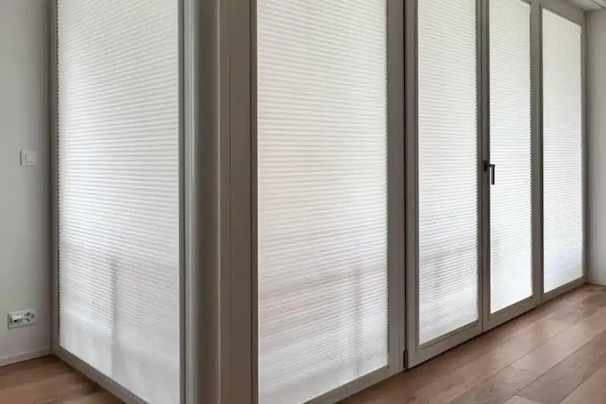 Come le tende oscuranti trasformano gli ambienti di casa in oasi di stile, silenzio e relax - 