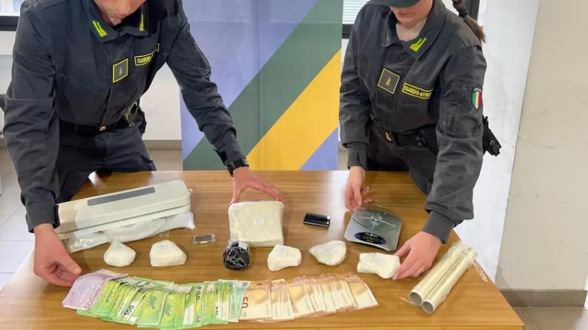 "Non so cosa ci sia nel bagagliaio", poi la scoperta: 40enne beccato con 1,2 kg di droga in auto e in casa - 