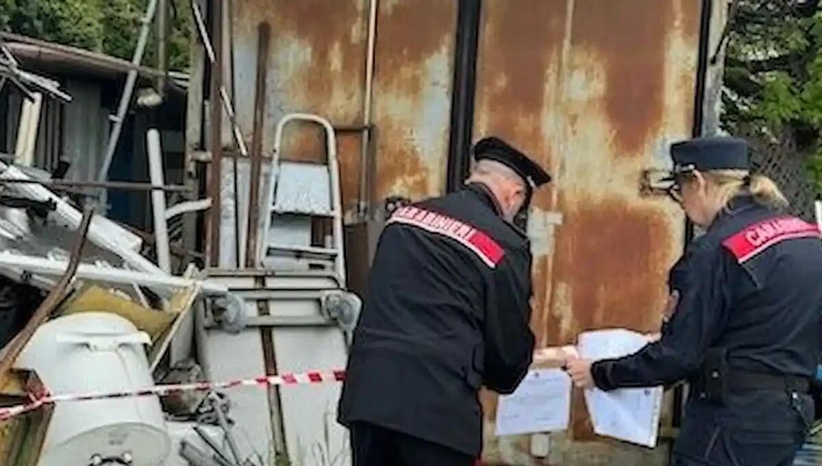 Terreno trasformato in una maxi discarica, 800 mq coperti di rifiuti: denunciato un 53enne - 