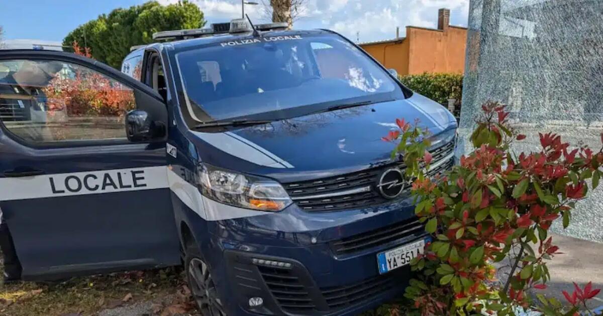 Non si ferma al controllo, scatta l'inseguimento: auto della polizia esce di strada e si schianta - 