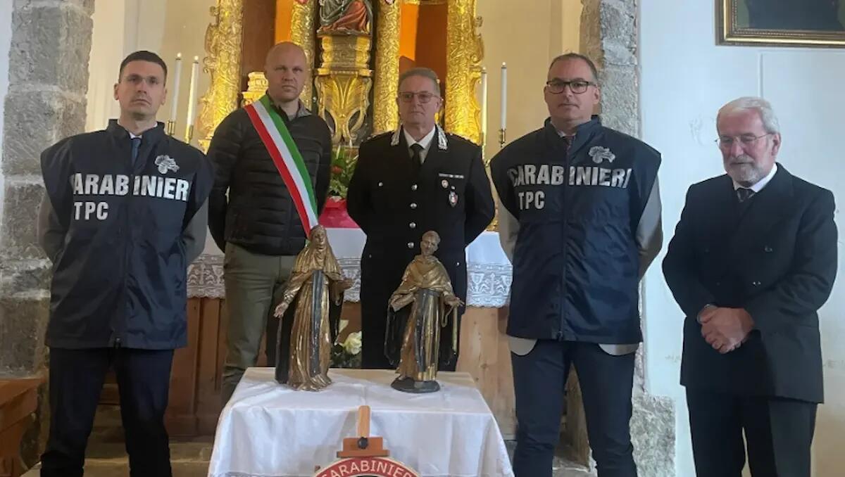 Rubate 56 anni fa, i Carabinieri di Udine le ritrovano in vendita online: restituite due statue a Sauris - 