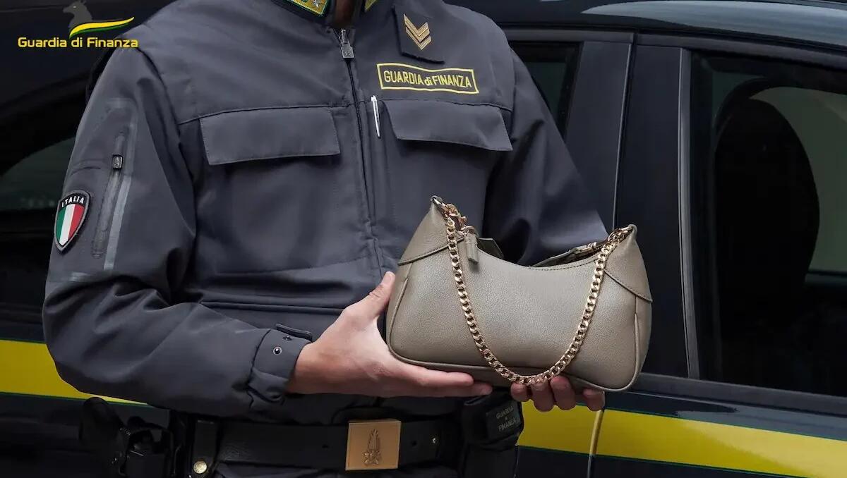 Finanziere fuori servizio intercetta un individuo che aveva appena rubato una borsa: 4 mesi di detenzione per il ladro - 