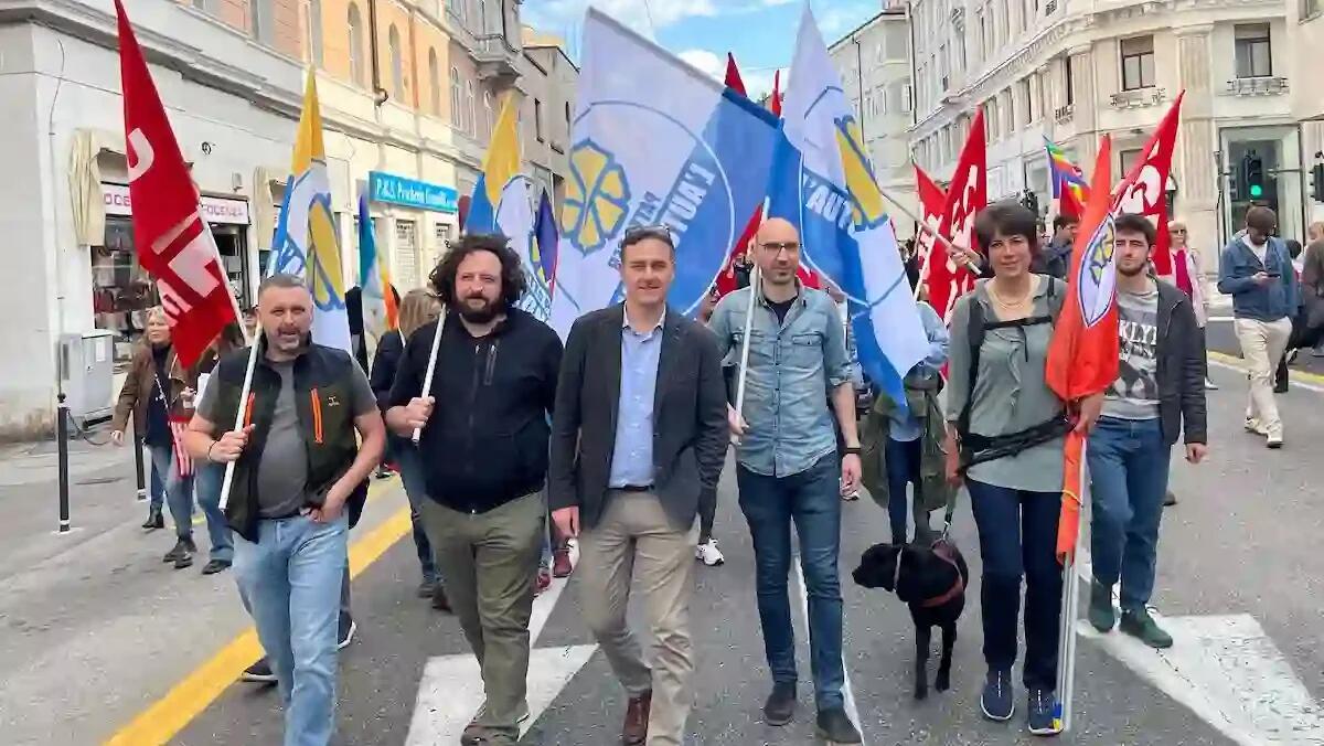 Trieste scende in piazza in difesa della sanità pubblica regionale, un corteo di oltre 3mila persone - 