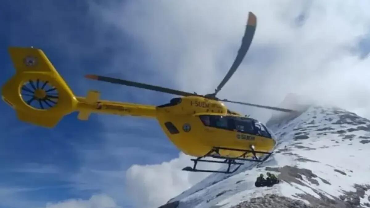 Sulla neve con scarpe da ginnastica e vestiti leggeri: coppia di turisti rimane bloccata, scattano i soccorsi - 