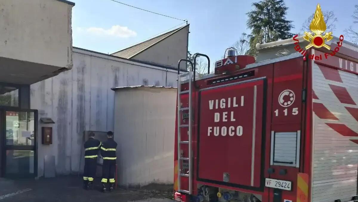 Allarme in una scuola, fumo nel laboratorio di chimica: intervento dei vigili del fuoco -