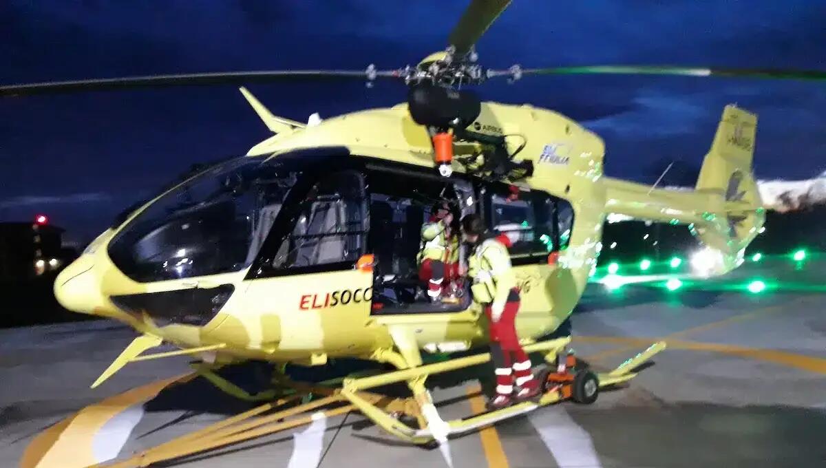 Finisce fuori strada con l'auto: conducente gravissimo, elitrasportato all'ospedale - 