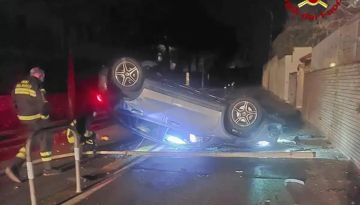 Mercedes si ribalta nella notte, ma all'arrivo dei soccorsi nessuno è presente sul posto - 