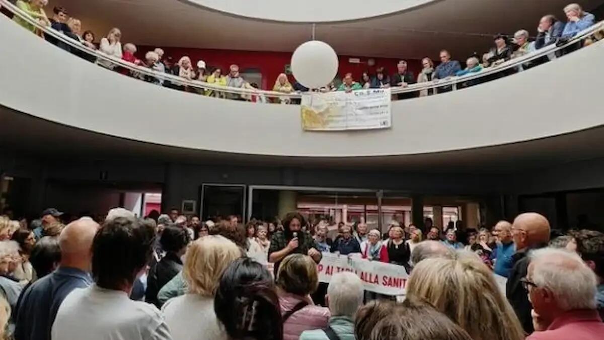 Tolmezzo in piazza contro l'esternalizzazione del pronto soccorso: "No alla privatizzazione" - 