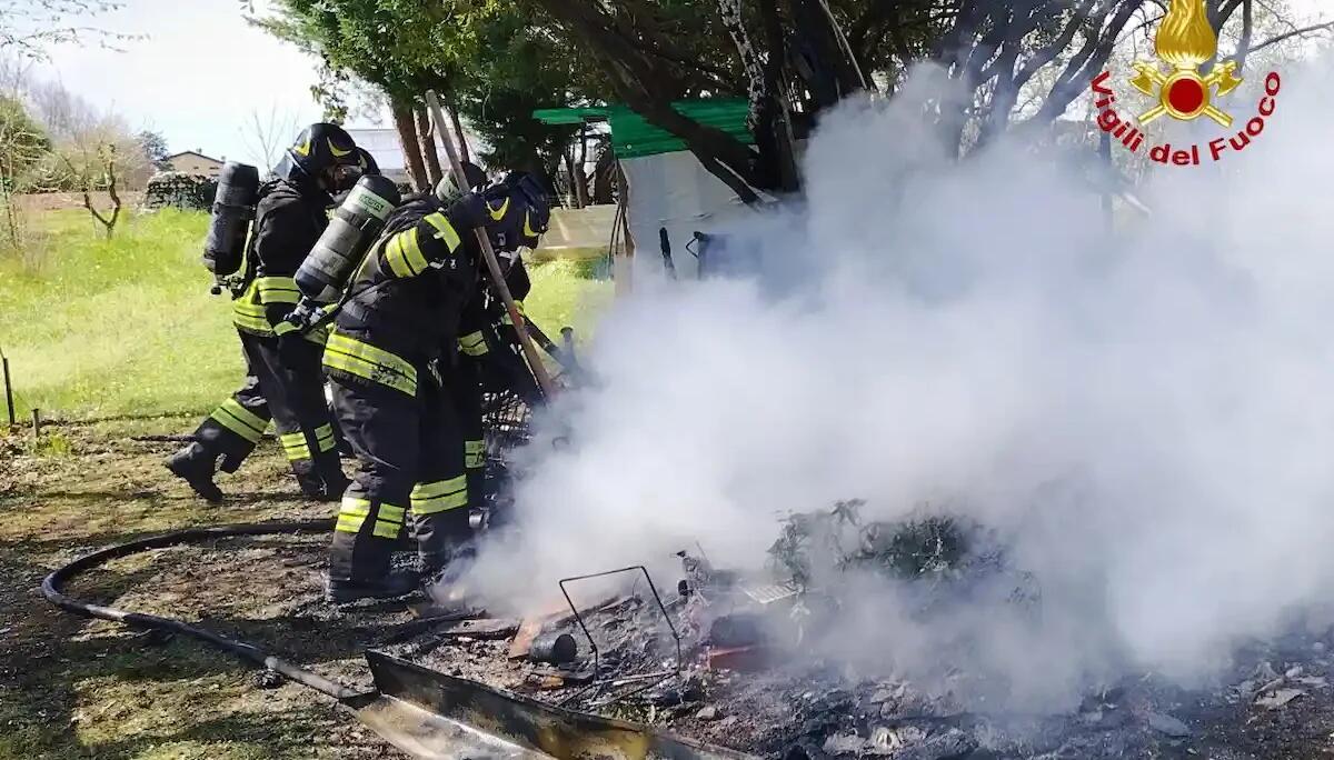 Incendio in una legnaia: il fuoco distrugge la struttura e si propaga agli alberi circostanti - 