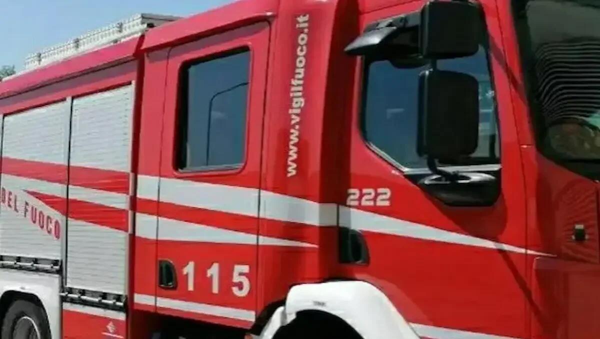 Paura a Vajont, autorimessa in fiamme: evacuate otto persone - 