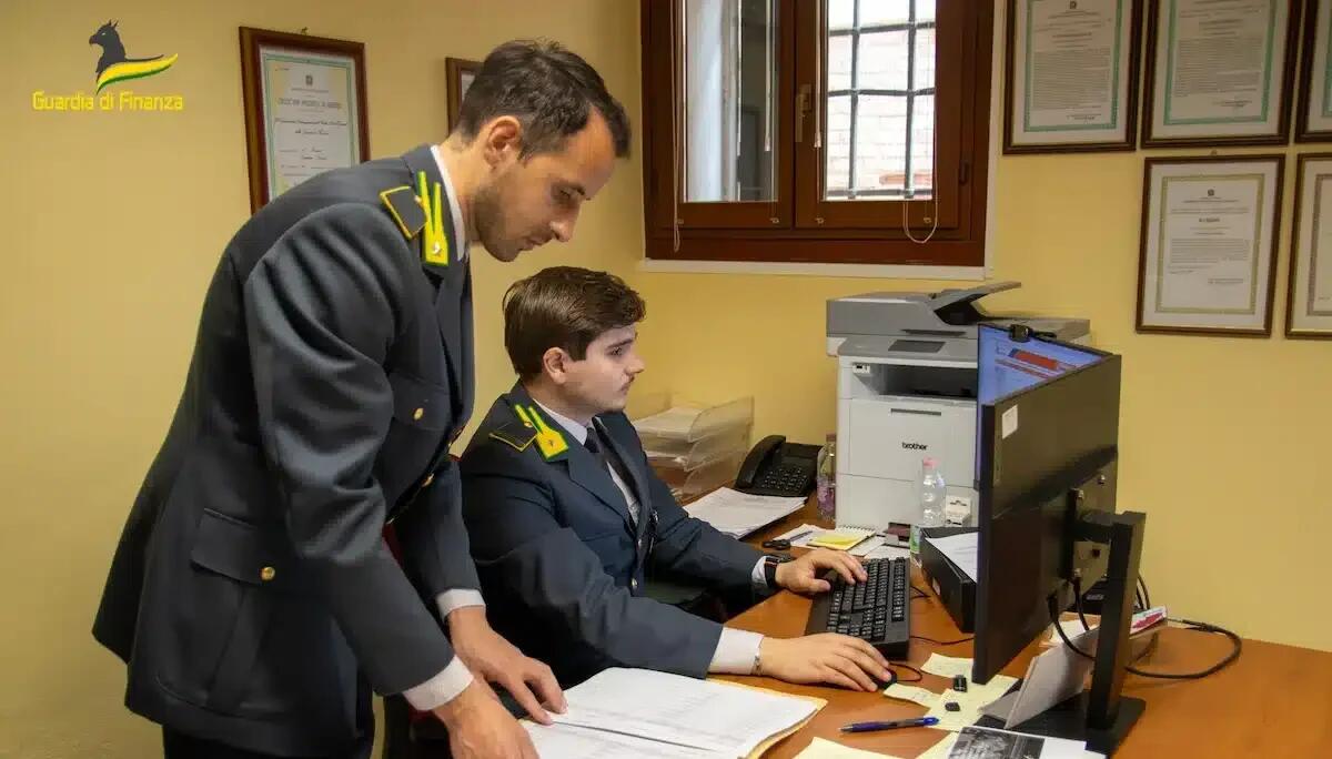 Falso "Made in Italy": sequestrati oltre 500mila capi d'abbigliamento contraffatti, 6 denunce - 