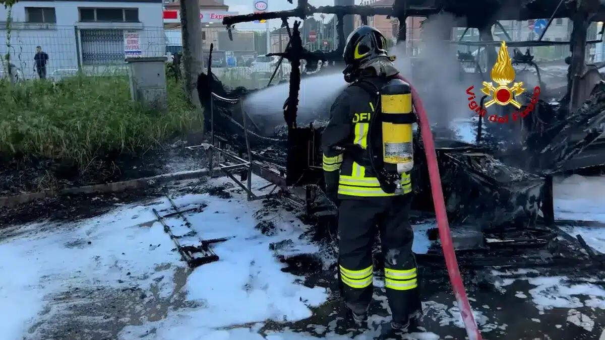 Camper con 6 bombole di GPL avvolto dalle fiamme: esplosione evitata "per miracolo" - 