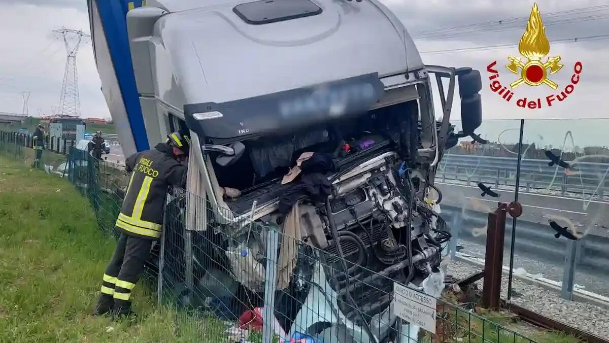 Conducente perde il controllo del suo autoarticolato,  ferito lievemente: traffico rallentato - 