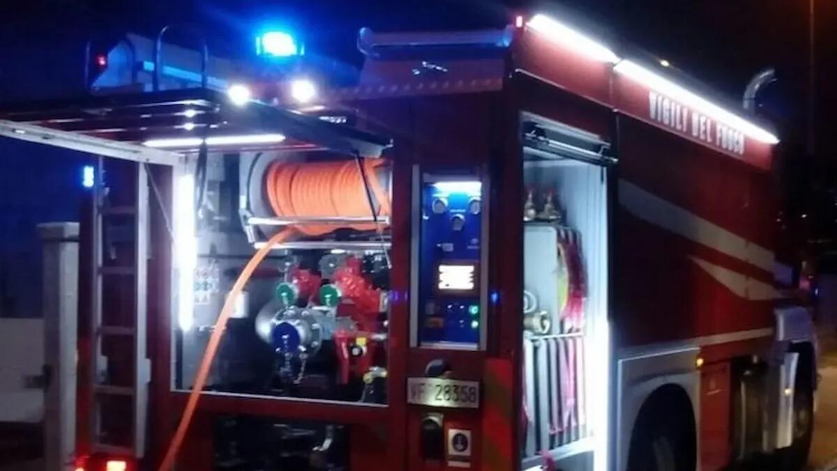 Auto avvolta dalle fiamme nella notte: veicolo distrutto posto sotto sequestro per le indagini - 