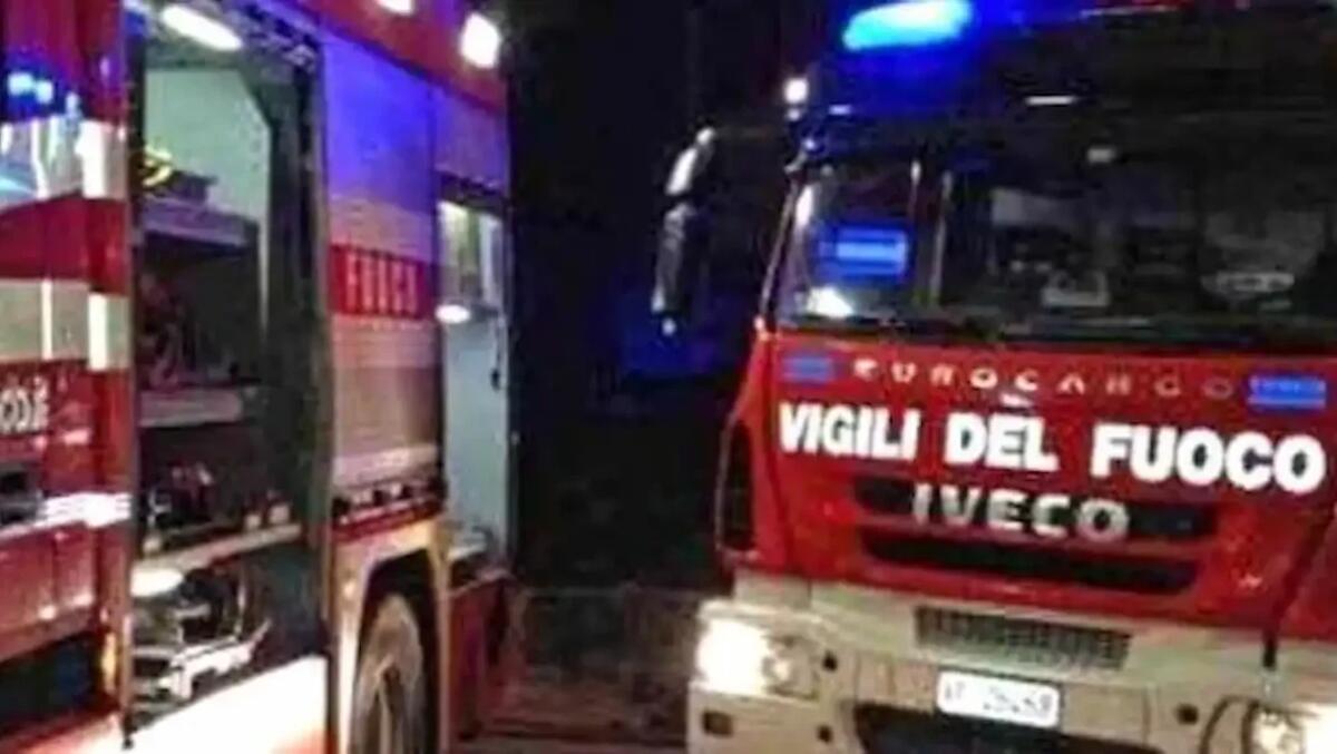 Furgone prende fuoco, le fiamme raggiungono i veicoli vicini: ingenti danni ma senza feriti - 
