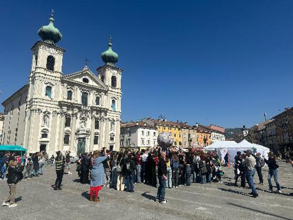 300 ragazzi del liceo Fabiani fanno rotolare la sfera di Pistoletto: unione culturale e dialogo intergenerazionale - 