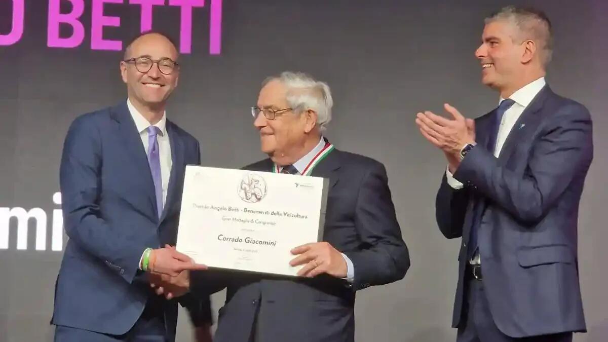 Corrado Giacomini premiato al Vinitaly 2025: un riconoscimento per il suo impegno nella vitivinicoltura -