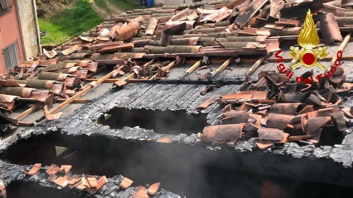Fiamme dalla canna fumaria, scatta l'allarme grazie ai vicini: incendio distrugge il tetto di una casa - 
