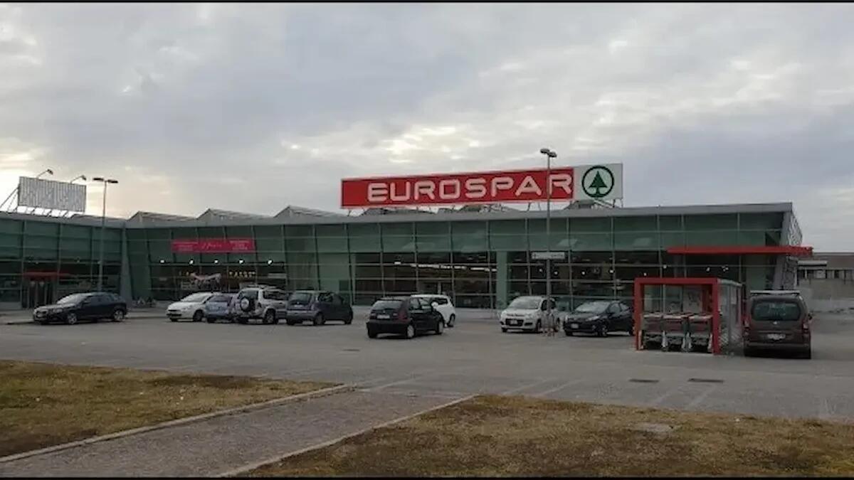 Sfondano nella notte la vetrata dell'Eurospar, ma il colpo fallisce: messi in fuga dalle forze dell'ordine - 