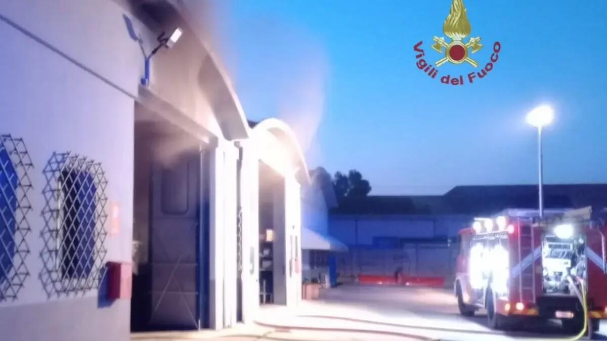 Divampa un incendio dal forno di verniciatura, attimi di paura in una carrozzeria: spegnimento durato ore - 