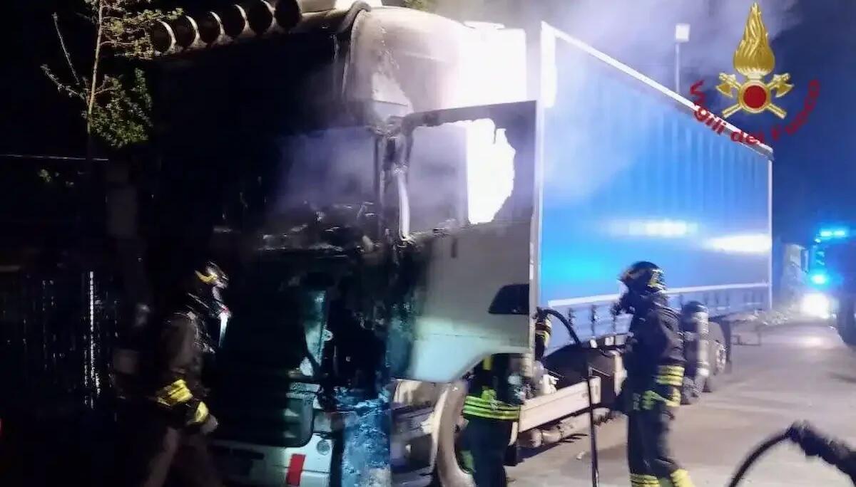 Mezzo pesante in fiamme nella piazzola di sosta: cabina divorata dal fuoco - 