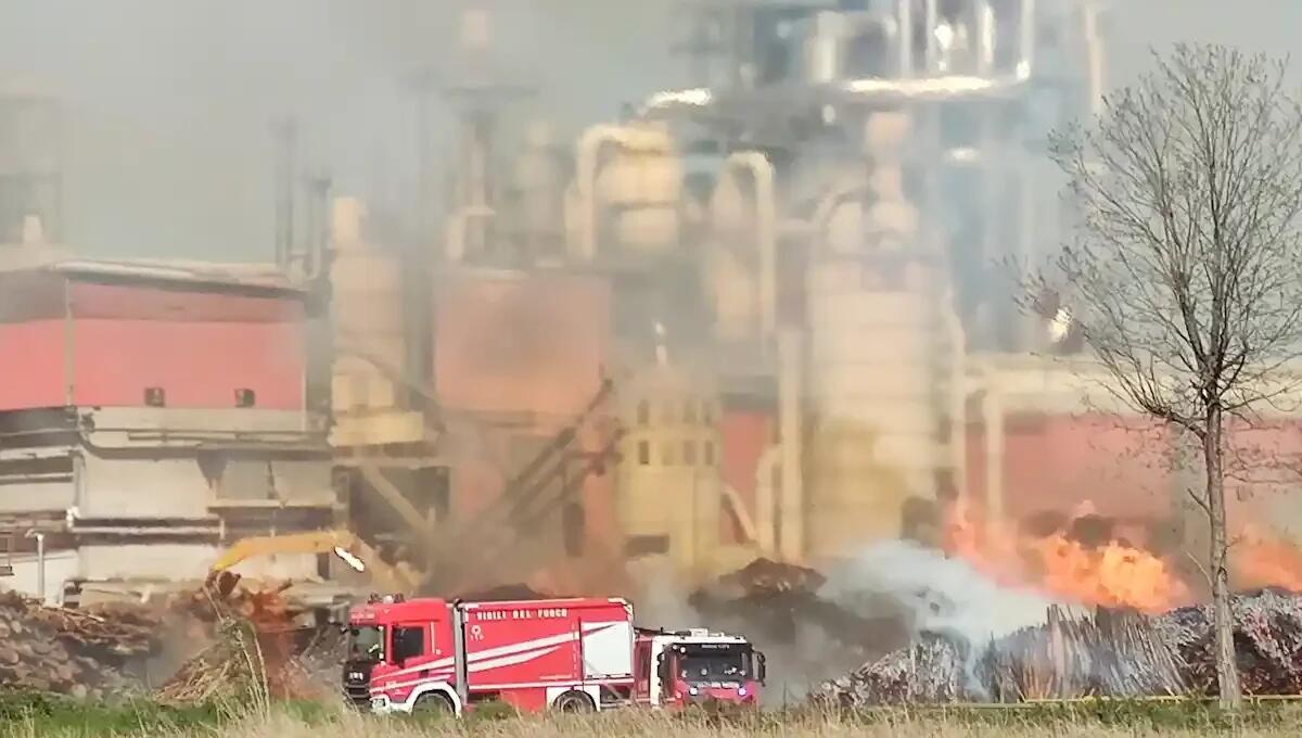 Rogo alla Bipan, fiamme alimentate dal vento: paura per la presenza di materiale infiammabile - 