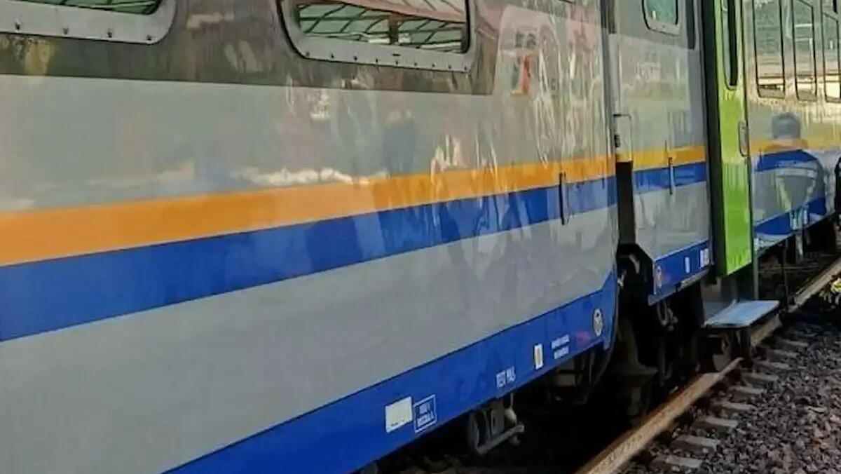Tragedia sui binari, uomo investito da due treni: non è morto ma le sue condizioni sono gravissime -