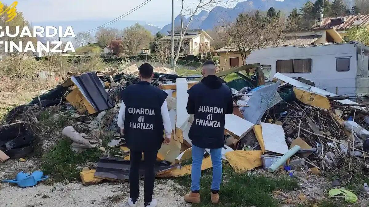 Scoperta discarica a cielo aperto: sequestrata un'area di oltre 2000 metri quadri - 