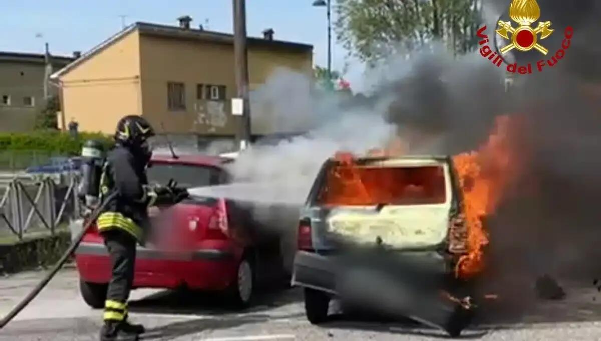 Si accorge del fumo subito dopo aver messo in moto: auto in fiamme, miracolato il conducente - 