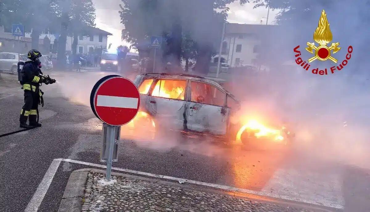 Paura a San Vito al Torre, auto prende fuoco all'improvviso: gravemente ustionato il conducente - 