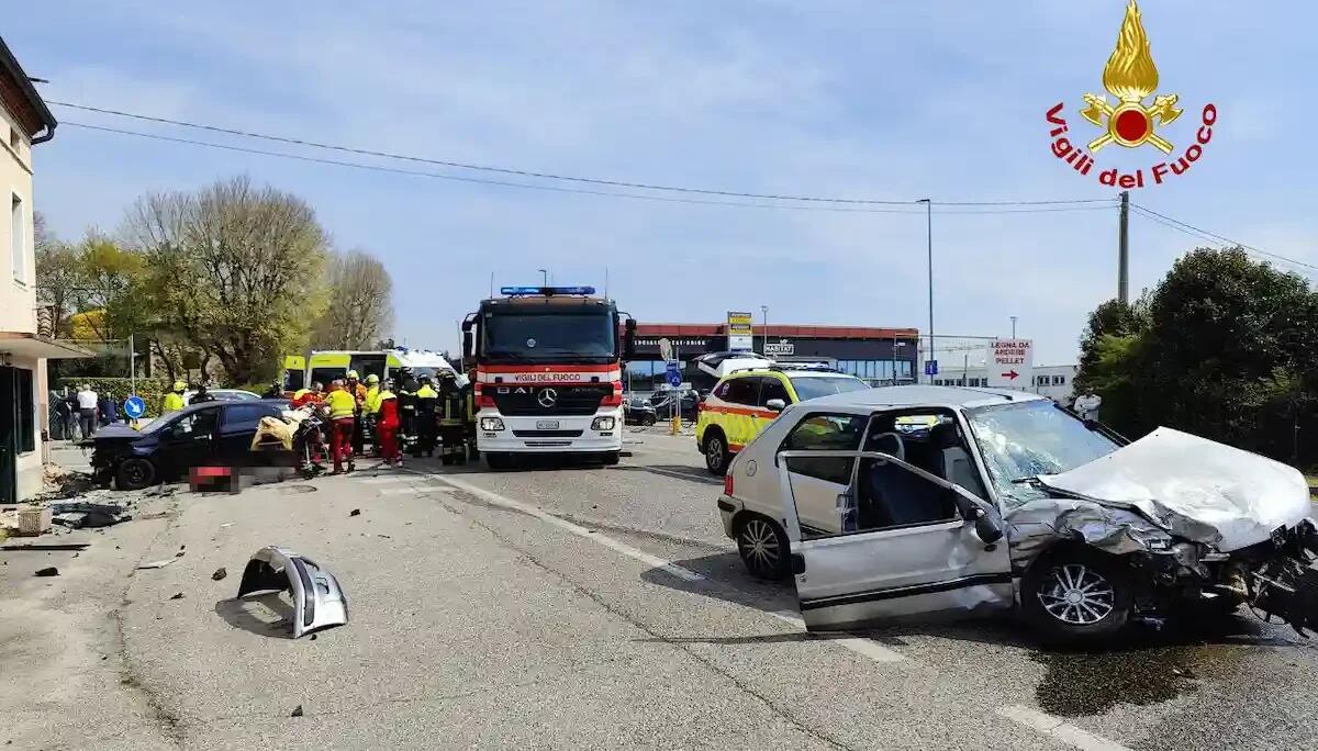 Frontale a San Zenone, 2 feriti gravi: madre all'ospedale in ambulanza, figlia 14enne in elicottero - 
