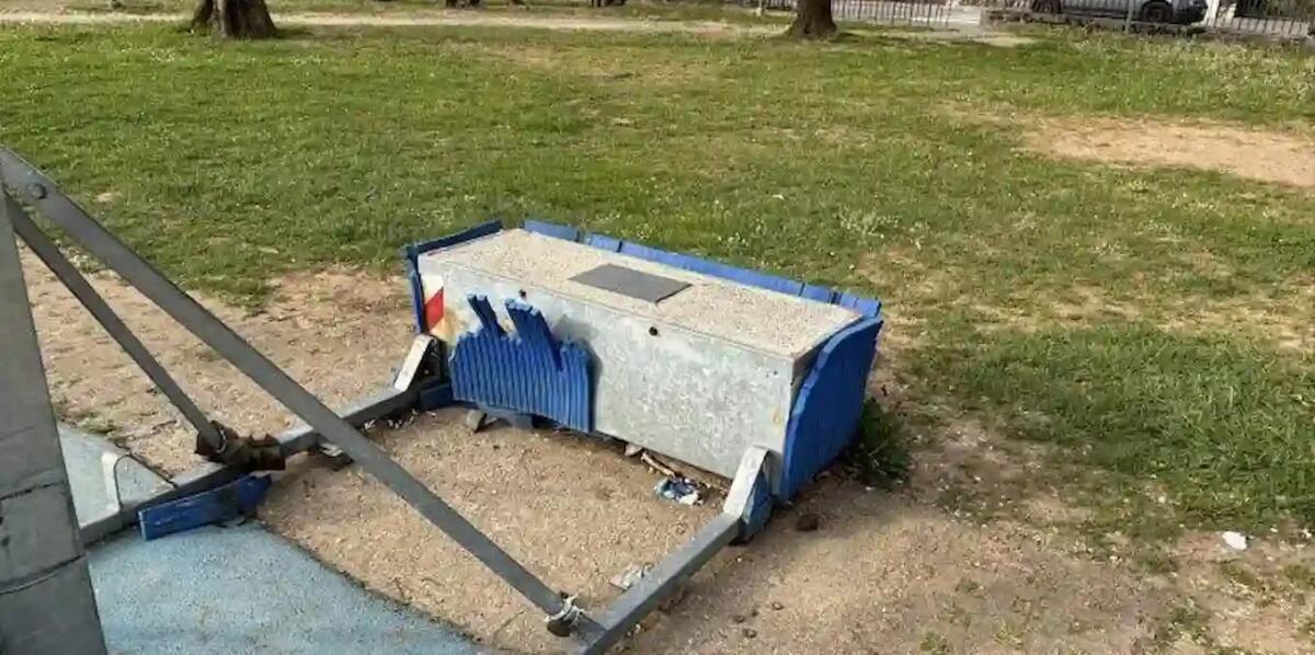 Parco pubblico devastato dai vandali, ingenti danni al campo da basket e alla centralina elettrica - 