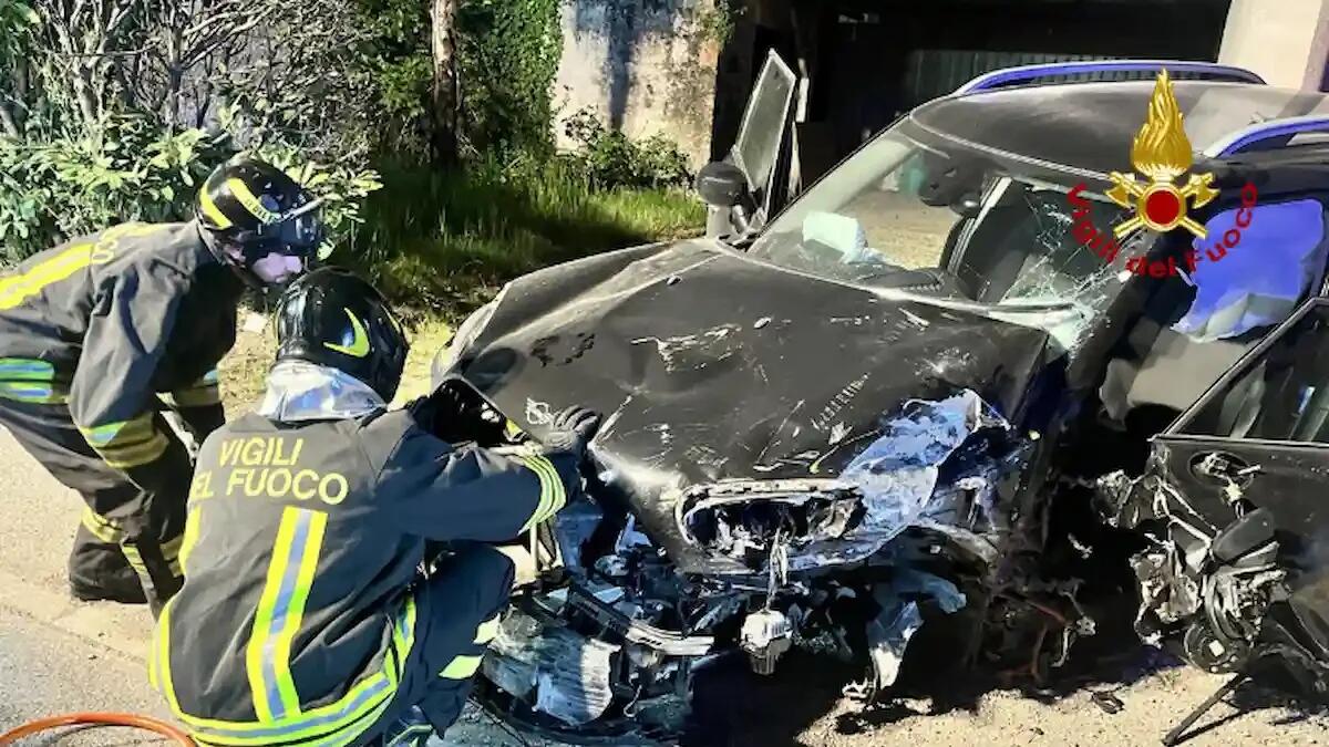 Perde il controllo dell’auto e si schianta contro una casa: grave il conducente rimasto intrappolato - 