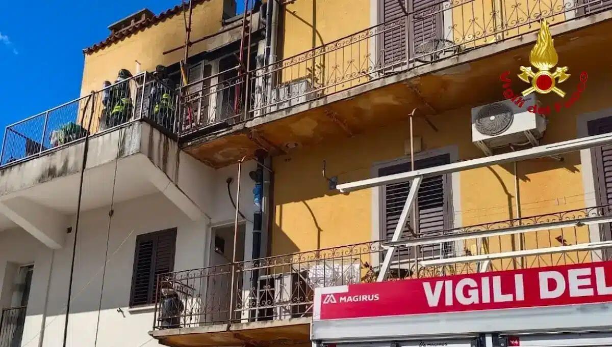 Le fiamme divampano dalla cucina: appartamento al terzo piano divorato dal rogo, evacuato l'intero stabile - 