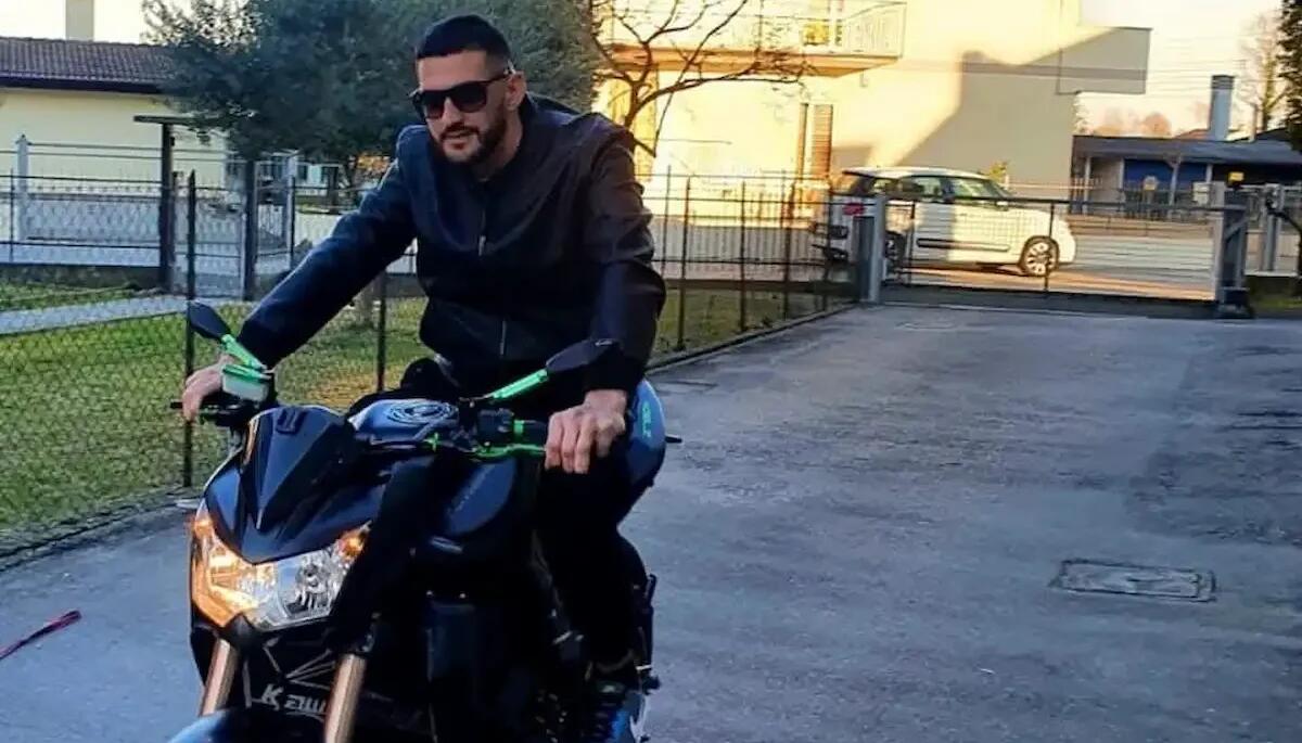 Faceva un giro di prova con la moto del fratello: 34enne si scontra con un furgone e muore - 
