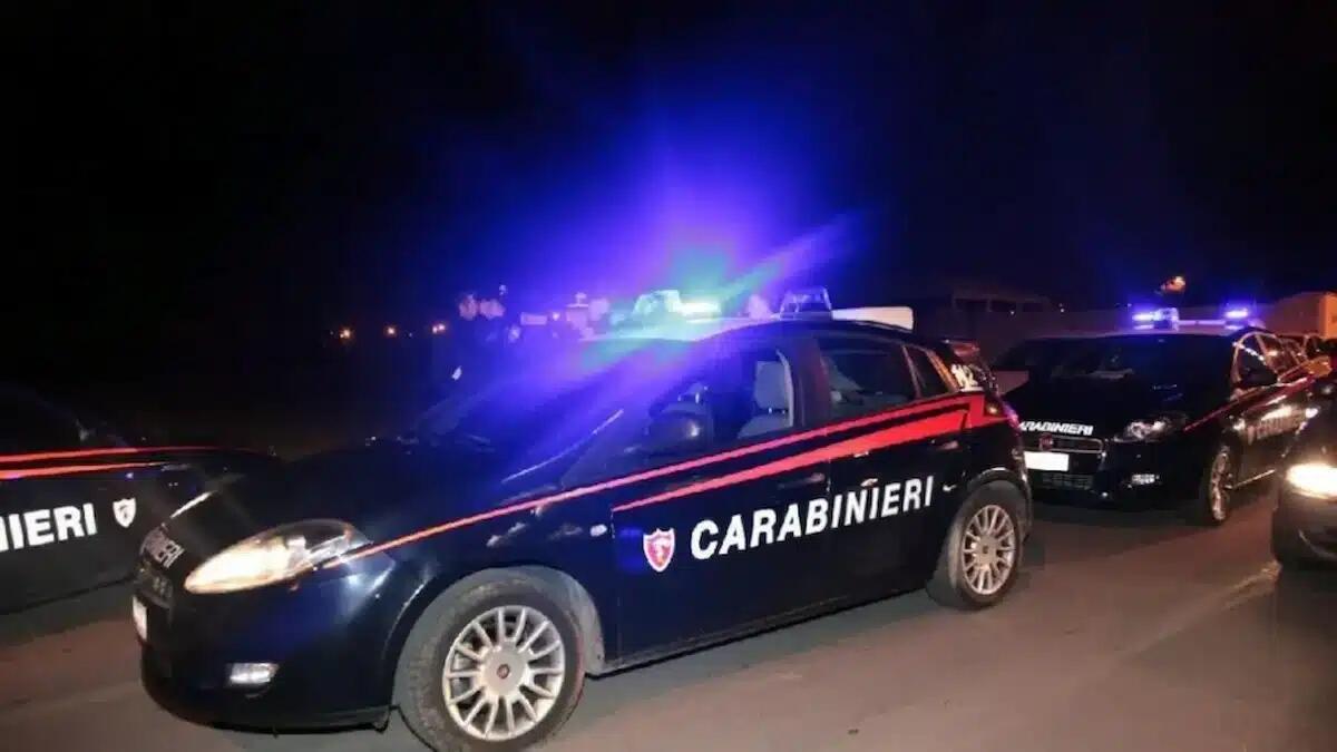 Cammina ubriaco sulla Statale: all'arrivo dei Carabinieri, strattona un agente. Arrestato 22enne - 