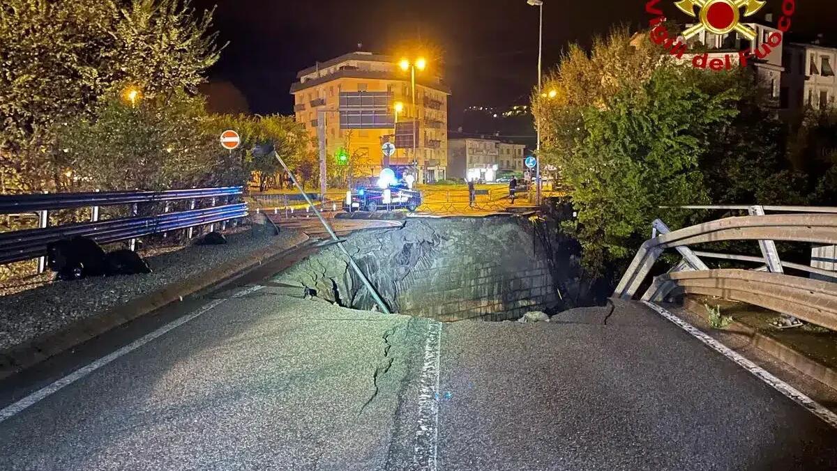 Maltempo in Veneto: auto inghiottita da una voragine, papà e figlio dispersi. «Trascinati dalla piena» - 