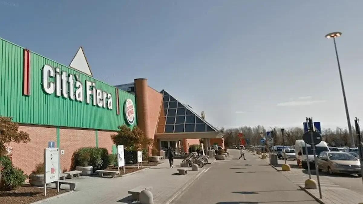 Tentano di rubare delle scarpe in un centro commerciale: fermati e denunciati due giovani - 