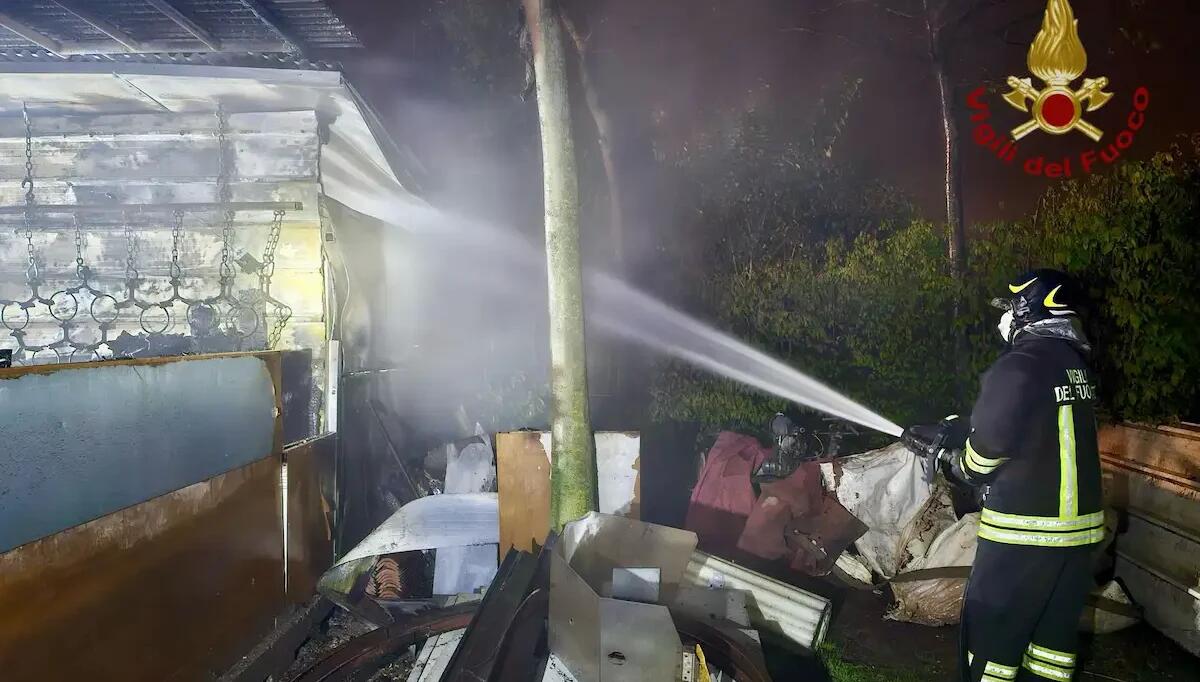 Ricovero attrezzi in fiamme nella notte: i due cani segnalano l'incendio ai padroni -
