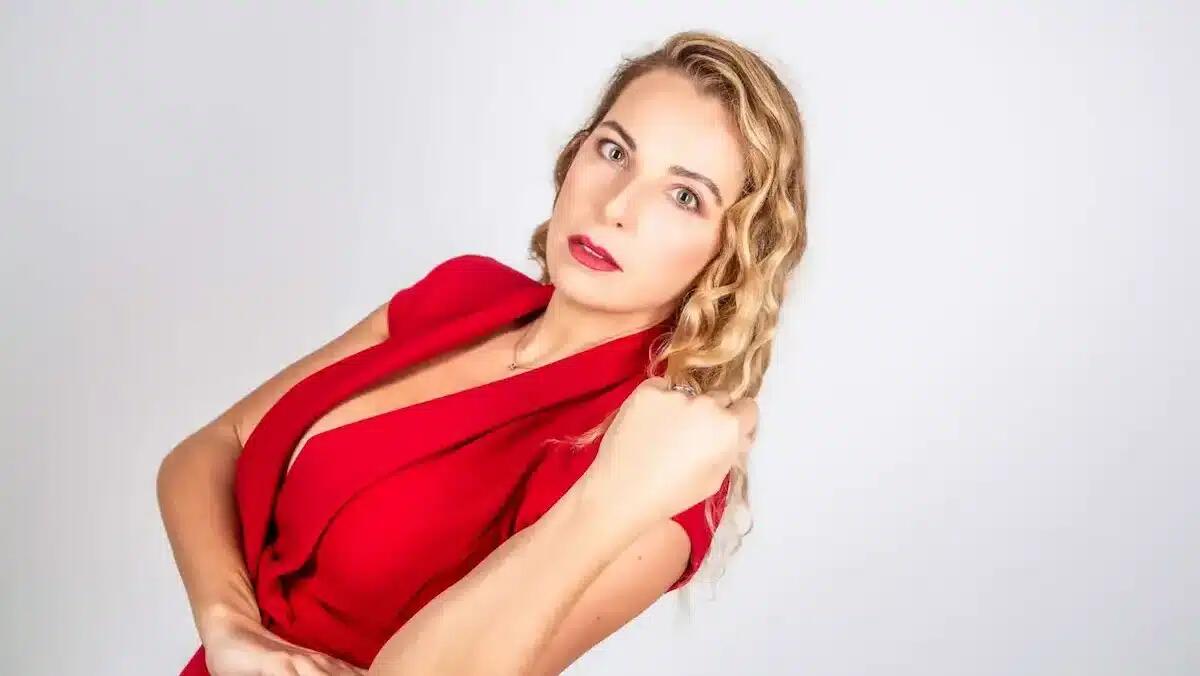 Chiara Becchimanzi chiude la rassegna di stand-up comedy al Teatro del Parco con "Terapia intensiva" -