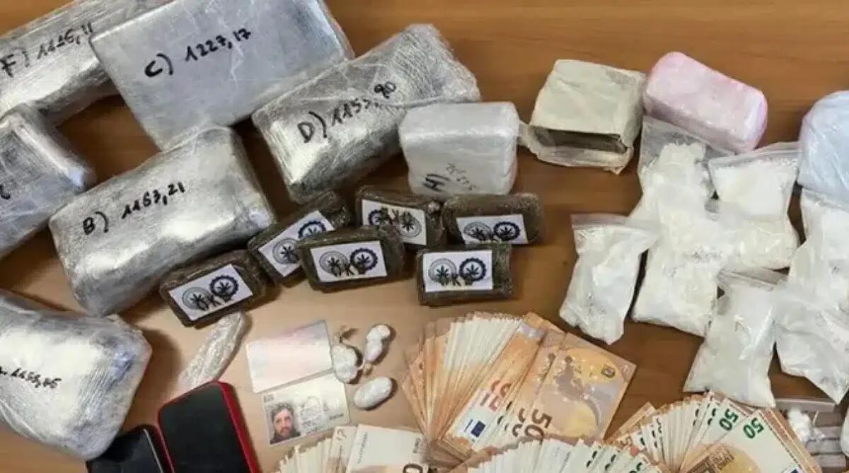 Maestra d'asilo narcotrafficante: rinvenuti 10 chili di droga nascosti nel caminetto di casa - 