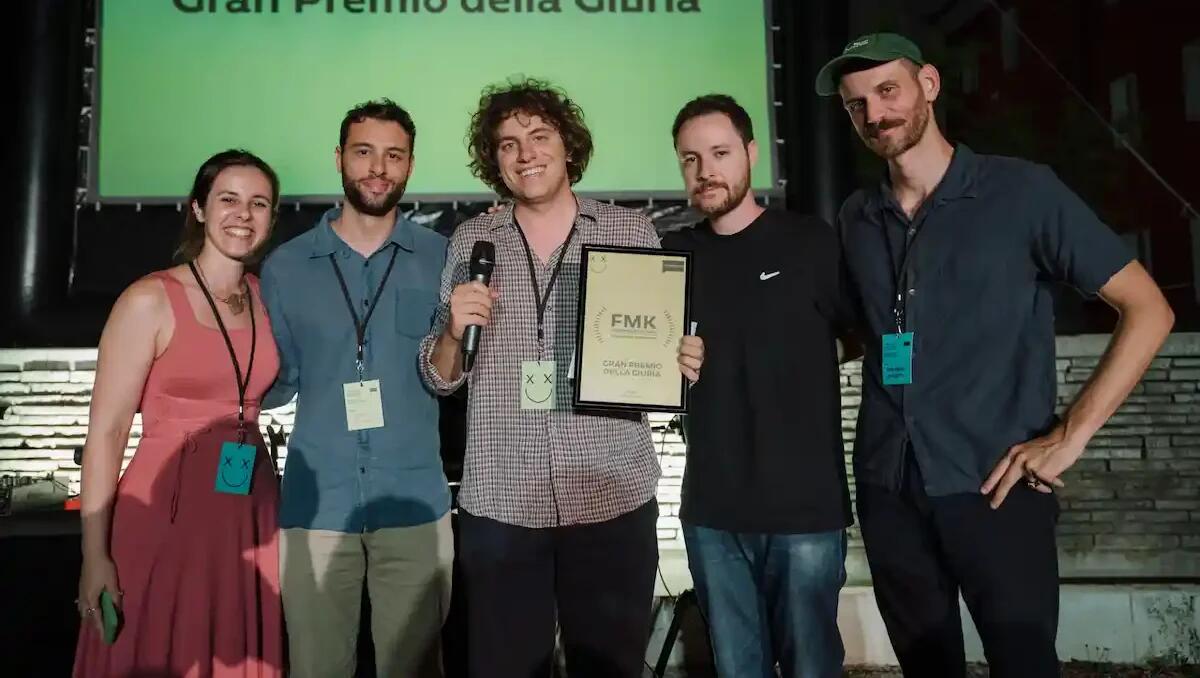 Il Complottista: la commedia di Valerio Ferrara sulla paranoia e il risentimento in Italia - 