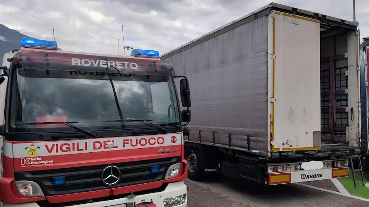 Tragica scoperta in un'area di sosta in autostrada: camionista trovato morto nella sua cabina - 