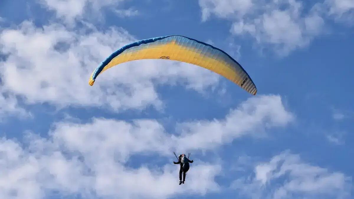 Parapendio fuori controllo, 70enne tedesco precipita e rimane sospeso tra gli alberi - 