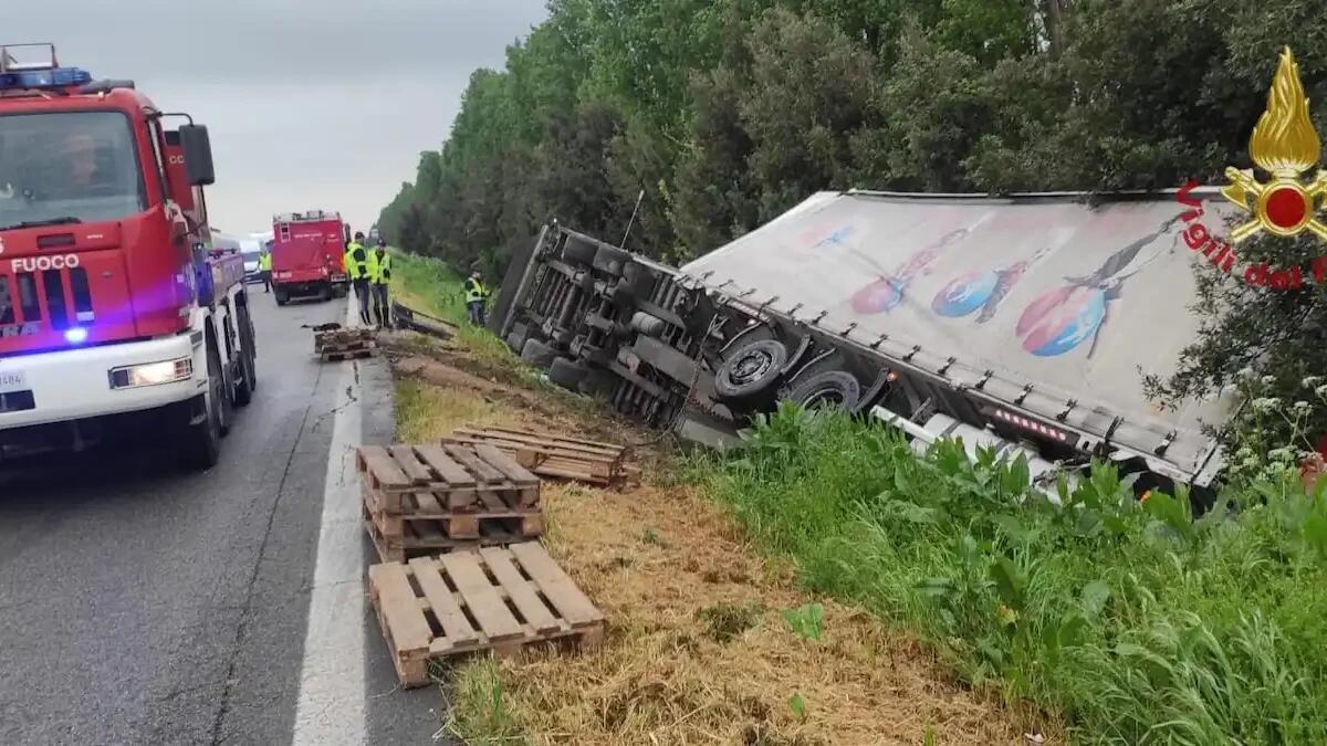 Tragico scontro tir-furgone sulla Romea: estratto dalle lamiere il corpo senza vita di un uomo - 