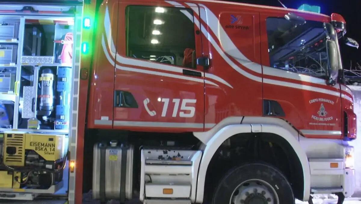 Cassonetti dati alle fiamme, sprigionati fumi tossici: allarme tra i residenti - 