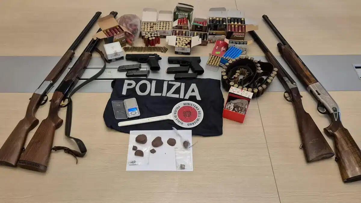 Eroina nel marsupio, armi in casa: 56enne nei guai - 