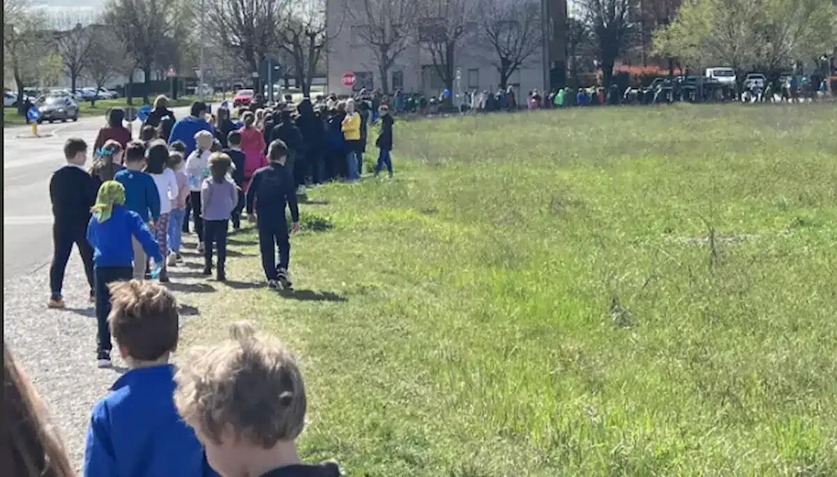 Fontanafredda accoglie la “Marcia in blu per l’Autismo” con 330 alunni - 